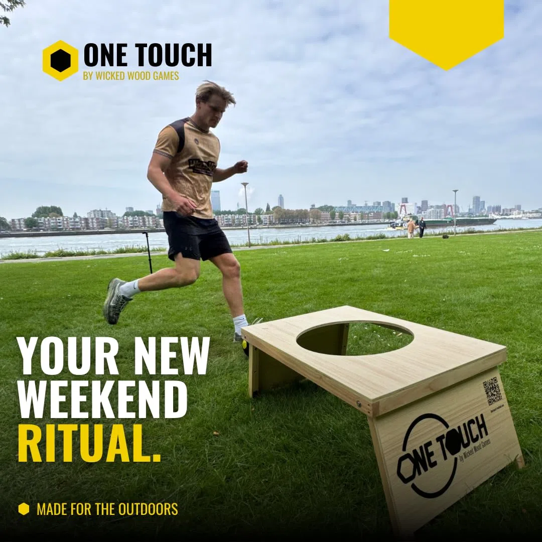 OneTouch Fußball-Cornhole Set aus Holz – Komplettes Outdoor Fußballspiel inkl. 2 Boards, Premium Matchball & Tragetasche – Fußball Zielspiel für Garten, Verein, Camping & Freizeit