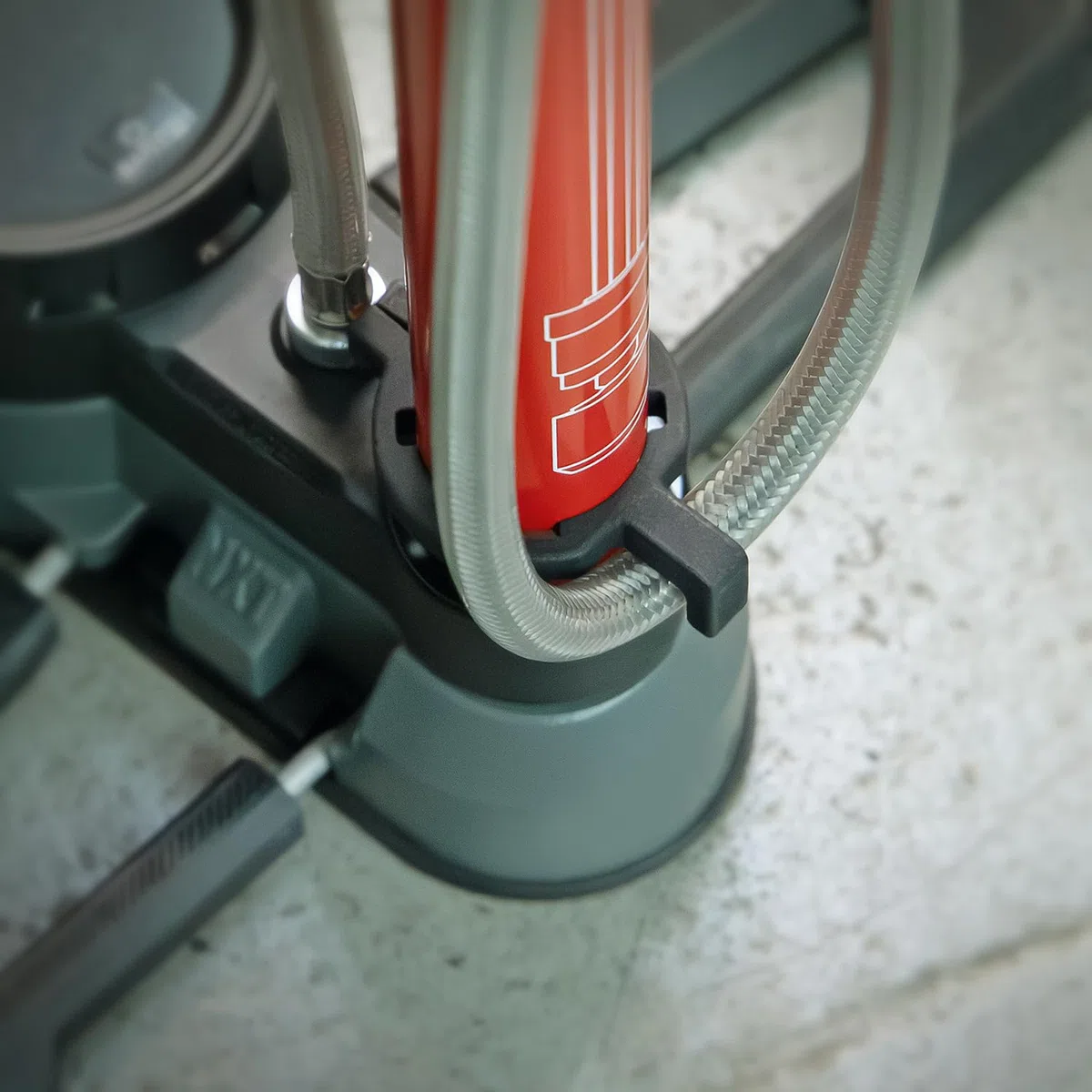 SKS Germany RENNKOMPRESSOR Suspension Dämpferpumpe | Standpumpe, digitales Hochdruckmanometer, Druckablass-Funktion, langer gummierter Stahlflex-Schlauch, Metallrohr & Alugussfuß