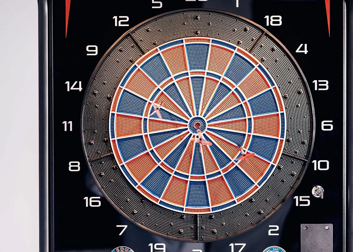 Karella elektronische Dartscheibe E-Master inkl. 6 Softdarts, Profi E-Dartboard, Made in EU, Dartautomat erhältlich mit und ohne Münzprüfer, mit oder ohne Standfuß, bis 4 Spieler