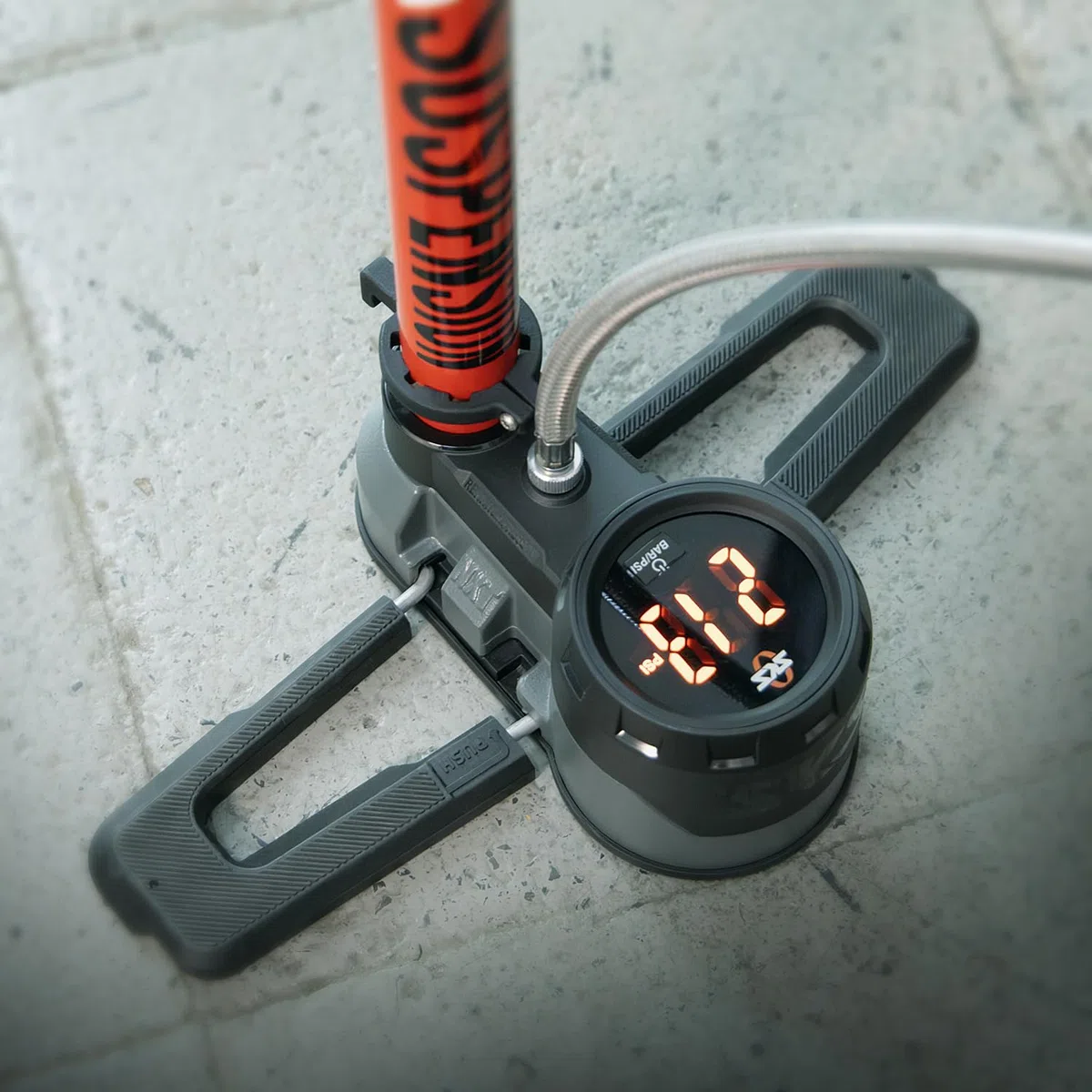 SKS Germany RENNKOMPRESSOR Suspension Dämpferpumpe | Standpumpe, digitales Hochdruckmanometer, Druckablass-Funktion, langer gummierter Stahlflex-Schlauch, Metallrohr & Alugussfuß